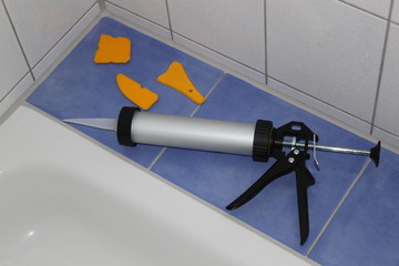 Silikonspritze und Gl&auml;ttwerkzeug beim Renovieren