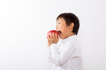 りんごを食べる少年