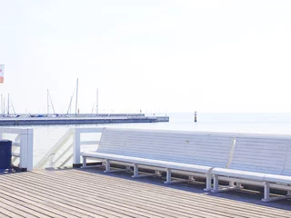 Fotobehang De Oostzee, Sopot, Polen Uitzicht op de Oostzee, de pier en de blauwe lucht in Sopot, Polen. Mei 2016. Molo met bankje aan zee