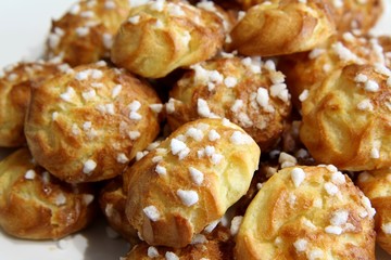 tas de chouquettes sur une assiette blanche