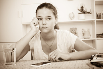 Obraz na płótnie Canvas teenage girl waiting call