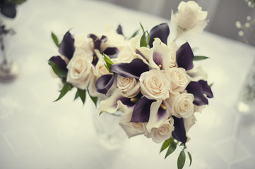 Obraz na płótnie Canvas Bukier ślubny, wiązanka z róż i kalii kremowo fioletowych