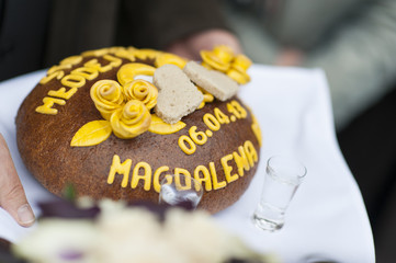 Chleb powitalny dla pary młodej na weselu © pabisiak