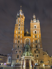Fototapeta premium St. Mary gothic church facade at night in Krakow, Poland