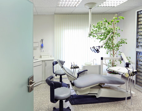 Modernes freundliches Behandlungszimmer beim Zahnarzt