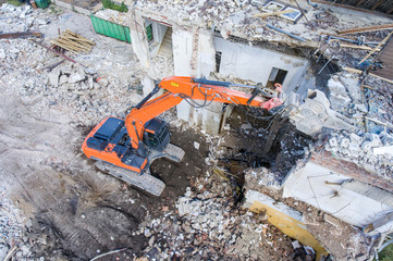 Obraz premium Baugewerbe - Bagger bei Abrissarbeiten, Luftbild