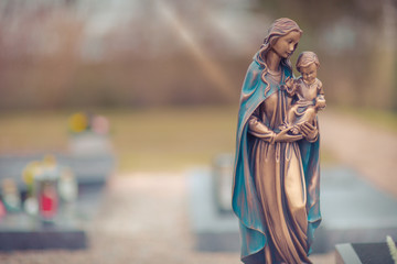 Friedhof mit Maria und Jesus Kind 