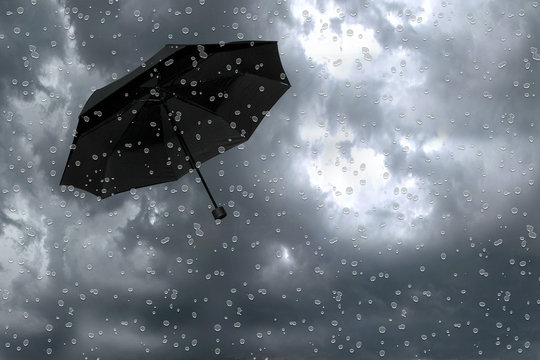 Regenschirm fliegt im starken Wind