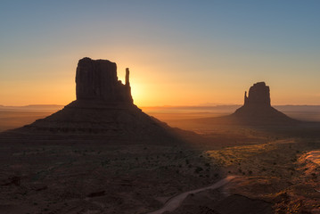Fototapeta na wymiar Beautiful Sunrise at Monuments, Arizona.