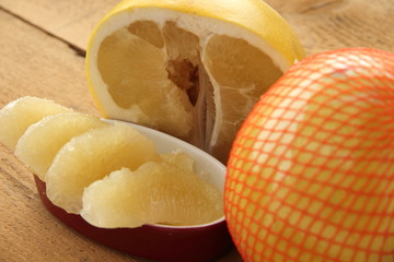 Pomelos aufgeschnitten