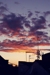 Paisaje urbano de unas nubes al atardecer en el cielo