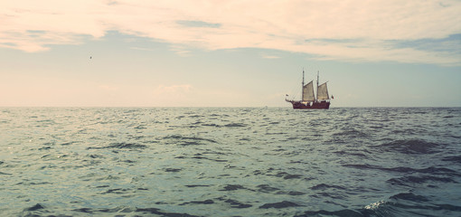 Altertümliches Segelschiff am Horizont