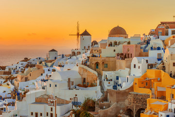 Piękny zachód słońca w Oia, Santorini wyspa, Grecja - obrazy, fototapety, plakaty