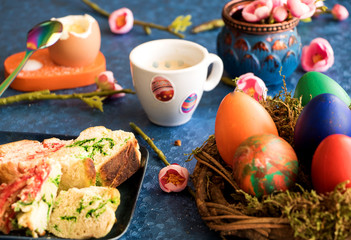 Eier und Kuchen zum Osterfest