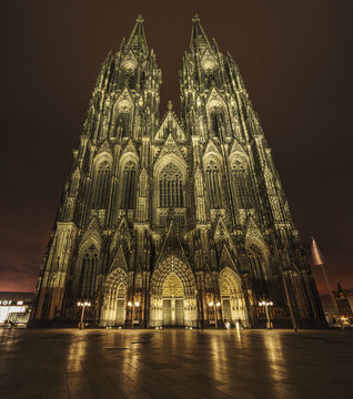 the cologne cathedral by night
