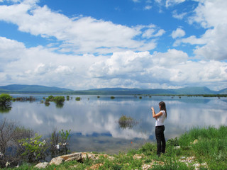 Fototapeta na wymiar tourist taking pictures at a breathtaking lake in Croatia
