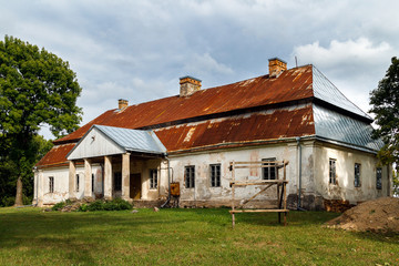 Fototapeta na wymiar Abandoned manor house in the village