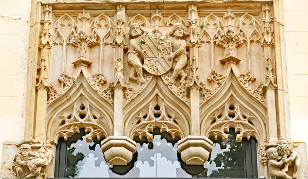 Gravados ornamentales en un edificio de Can Sentmenat, Barcelona
