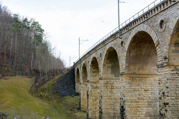 Fototapeta na wymiar Viadukt aus Stein für den Transport mit dem Zug