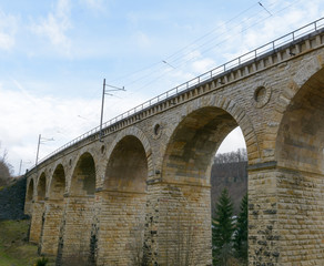Fototapeta premium Viadukt aus Stein für den Transport mit dem Zug