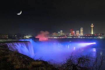 Fototapeta na wymiar Niagara Falls at night under the moon 