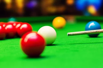 Foto op Plexiglas snooker - closeup of aiming the cue ball © ronstik