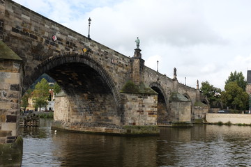 un pont sur la Moldau