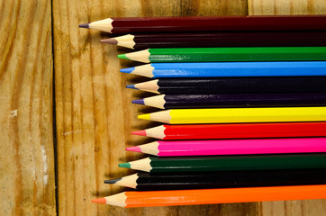 Obraz premium Colour pencils on a wooden table