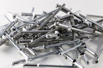 composizione fotografica insieme rivetti metallo primo piano mucchio