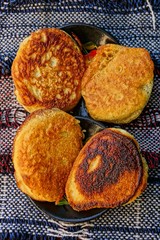 Домашние оладьи в блюдцах на шерстяной салфетке