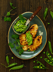 Snack of peas and mint with toast.