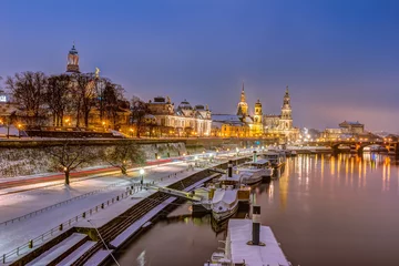 Papier Peint photo Monument artistique Historische Altstadt von Dresden mit Schnee bedeckt am Abend zur Winterzeit