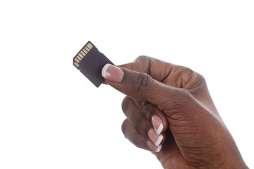 main femme noire tenant une carte mémoire