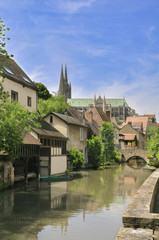 Fototapeta na wymiar Old bridge over the River Eure in Chartres
