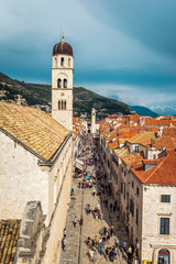 Obraz premium Multitude of tourists visit the Old City of Dubrovnik and the famous street Stradun