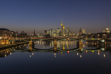 Fototapeta na wymiar Frankfurt-Skyline bei Nacht mit Brücke