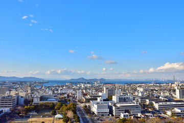 丸亀城から見た瀬戸大橋と丸亀市街(2017年2月)