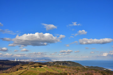 淡路島から見た明石海峡大橋と神戸方面の市街地(2017年2月)