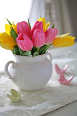 Bouquet of pink and yellow tulipflowers in a white vase チューリップ 