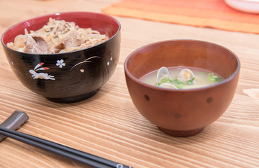 牛丼とあさりの味噌汁