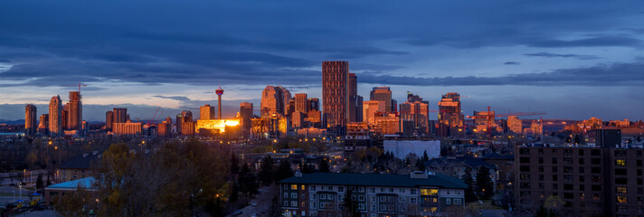 Fototapeta premium Panorama panoramę Calgary o wschodzie słońca.