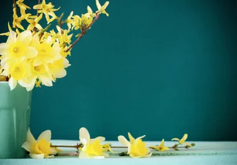 Tissu par mètre Narcisse Jonquille dans un vase sur fond vert