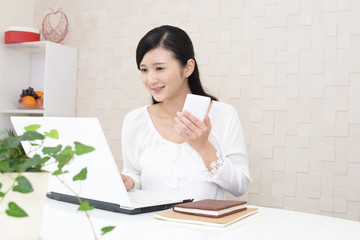 Naklejka premium ノートパソコンを楽しむ女性