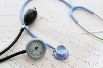 精密な聴診器と血圧計
