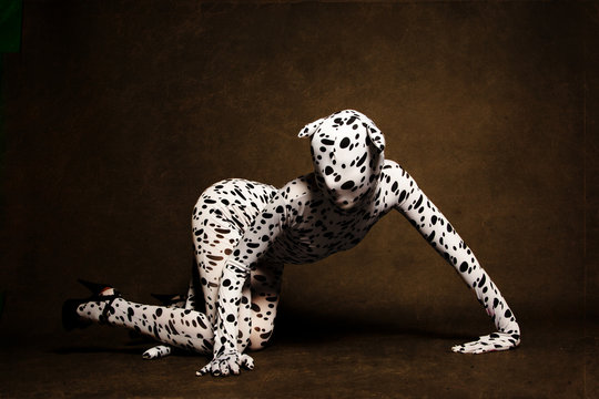 Femme en costume zentai