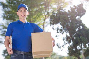 deliveryman take cardboard © ryanking999