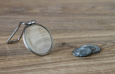 Loupe et pièces de monnaies anciennes