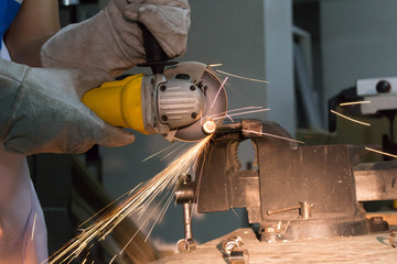 Cutting metal with angle grinder. - 138162903