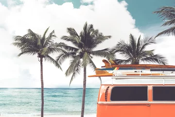 Fotobehang Oldtimer geparkeerd op het tropische strand (zee) met een surfplank op het dak - Vrijetijdsreis in de zomer. retro kleureffect © jakkapan