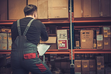 Storekeeper with manual pick list on a warehouse